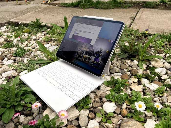 Apple iPad Air cu Magic Keyboard și Apple Pencil Pro