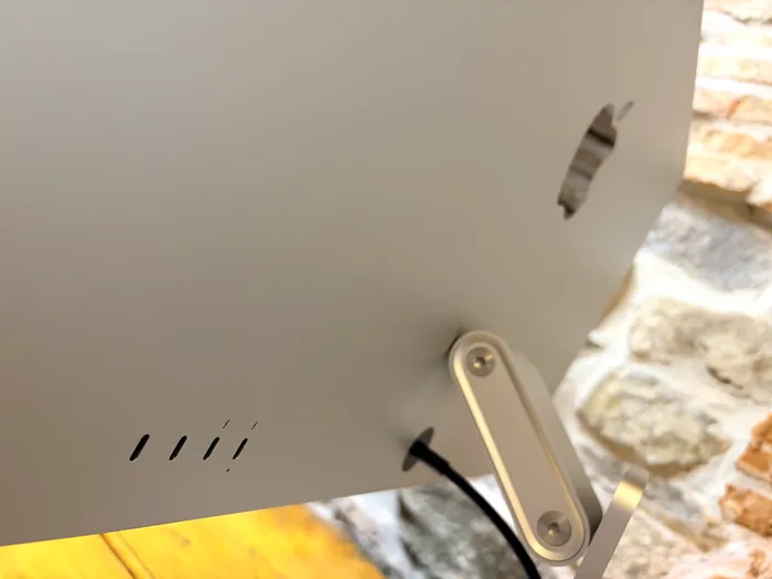 Apple Studio Display XDR are patru porturi USB Type-C, din care două sunt Thunderbolt 5