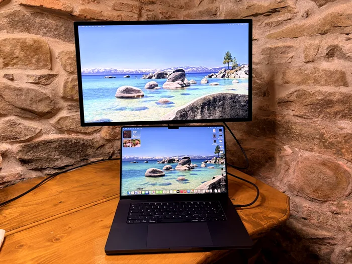 Apple Studio Display XDR conectat la un MacBook Pro 16 cu M5 Max