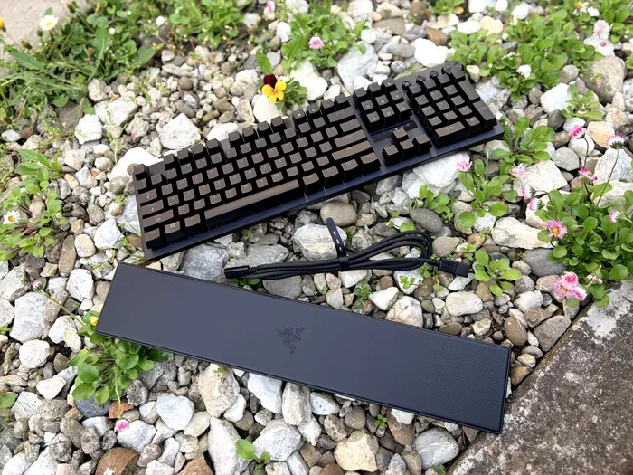 Razer Huntsman V3 Pro 8KHz vine cu un restpad generos și cablu USB Type C detașabil
