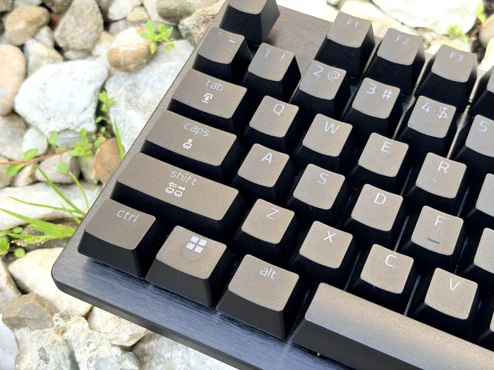 Layoutul tastaturii nu sare în ochi, deși unele taste ascund funcții speciale