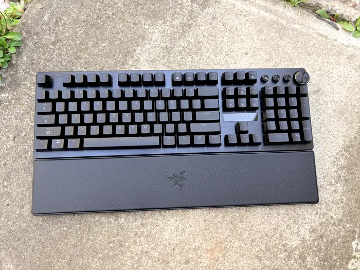 Razer Huntsman V3 Pro 8KHz arată bine și pe ciment