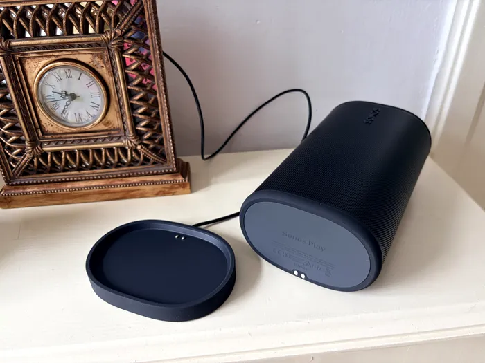 Dock-ul de la Sonos Play te ajută să pui rapid boxa la încărcat și să pleci instant cu ea în următoarea aventură