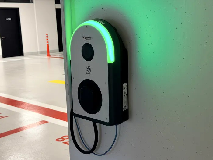 Unul dintre încărcătoarele de mașini electrice din subsolul hotelului