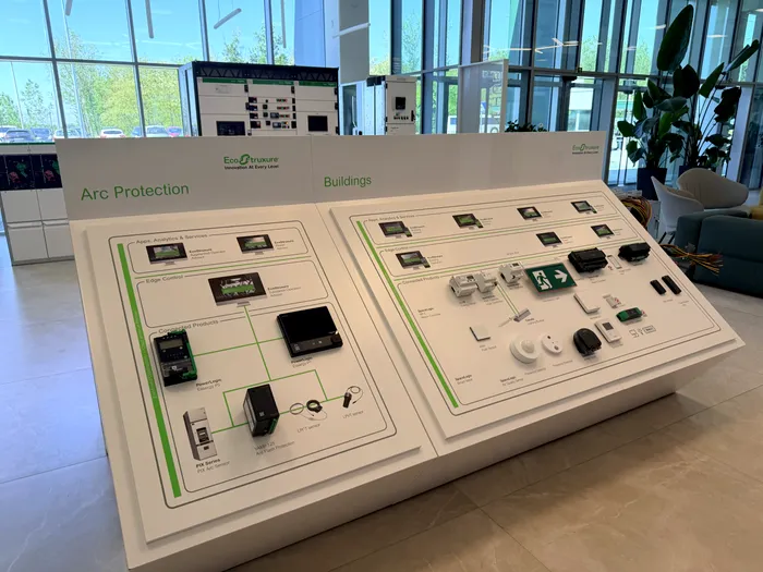 Schneider Electric EcoStruxure este o soluție complexă ce poate fi integrată în fabrici, dar și în hoteluri sau alte clădiri cu consum energetic foarte mare