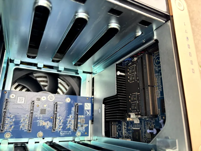 QNAP TS-464, la interior / foto: Playtech