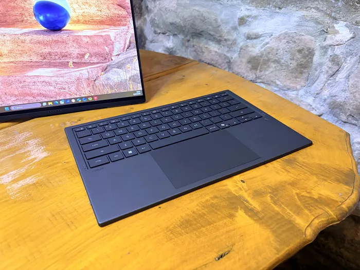 Tastatura fizică de la ASUS Zenbook DUO UX8407ASUS Zenbook DUO UX8407 are o cursă cât se poate de satisfăcătoare și un touchpad generos