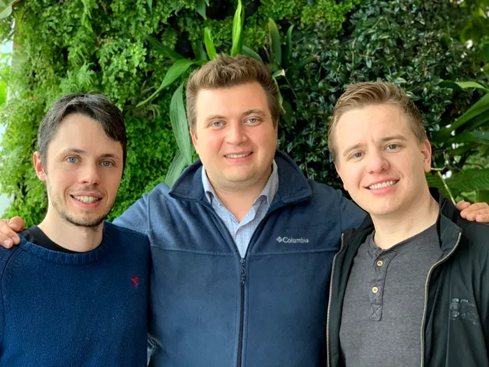 În mijloc, Marius Tîrcă, alături de doi dintre fondatorii startupului MaintainX