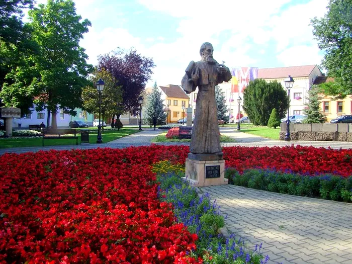 Statuia lui Ioan Inocențiu Micu-Klein din Blaj
