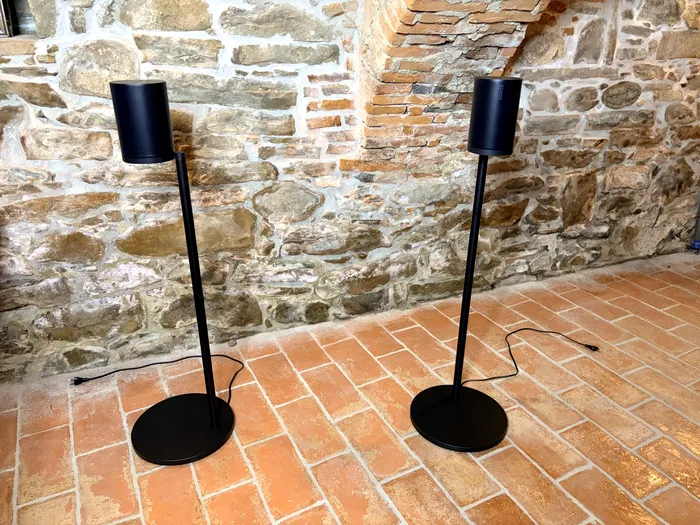 Sonos Era 100 SL din față și din lateral