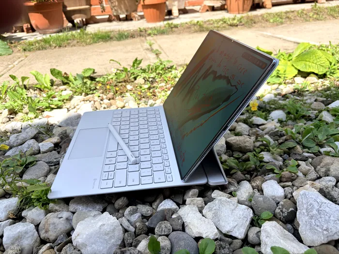 Întregul ansamblu HUAWEI MatePad Pro Max funcționează perfect ca laptop