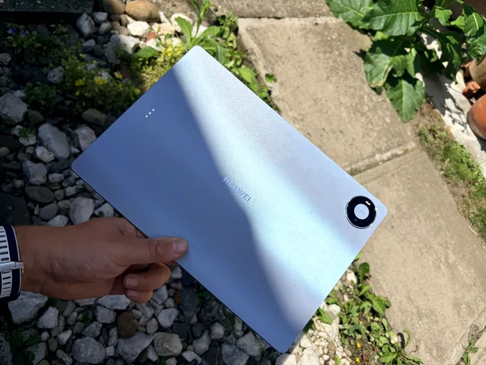 Spatele HUAWEI MatePad Pro Max strălucește aproape magic în soare