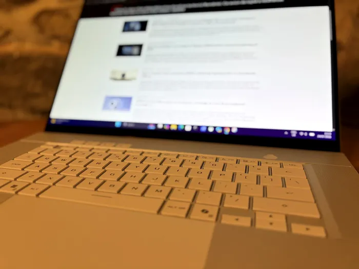 ASUS Zephyrus G16 GU606 are o tastatură foarte satisfăcătoare