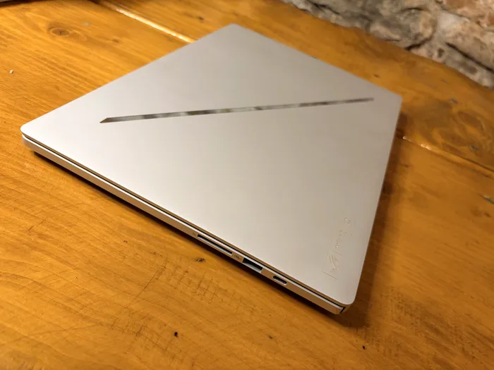 Sigla ROG niciodată nu a fost atât de discretă precum pe ASUS Zephyrus G16 GU606