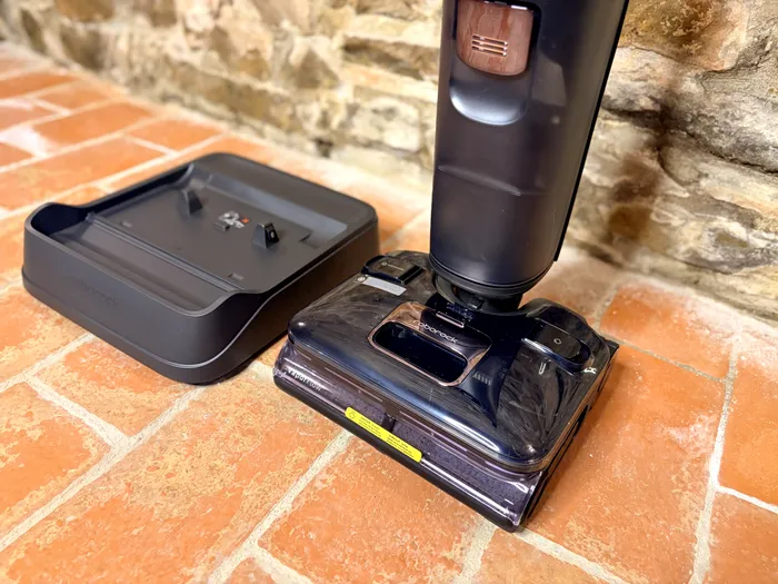 Roborock F25 Ultra vine cu un dock simplu și eficient