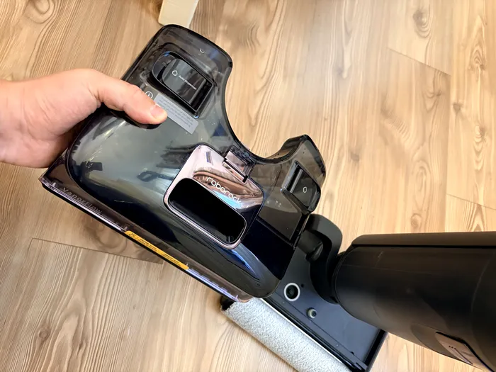 Vasul cu apă curată și detergent de la Roborock F25 Ultra / foto: Playtech