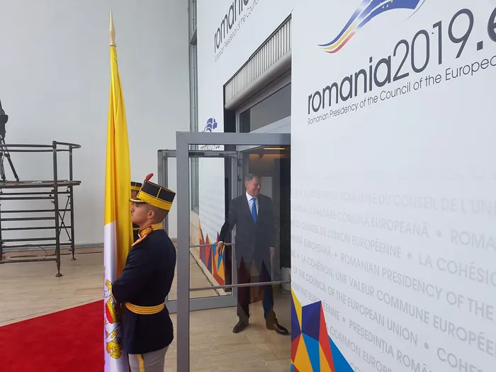 Klaus Iohannis l-a așteptat pe Papa Francisc, încă dinainte ca avionul să aterizeze