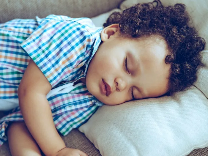 Câte ore ar trebui să doarmă copiii, în funcție de vârstă și ce probleme apar dacă nu le respectă