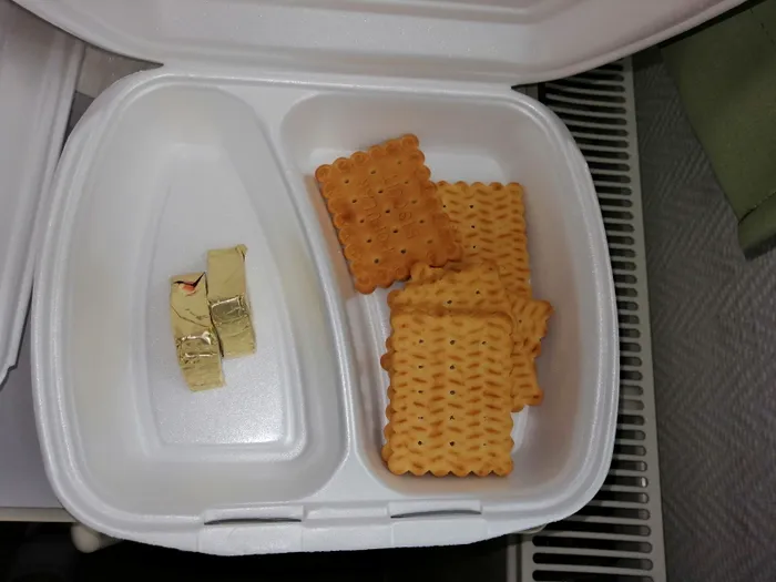 Caserolă cu biscuiți și brânză topită