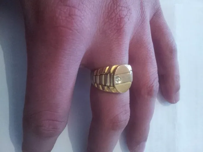 Mână cu ghiul pe deget