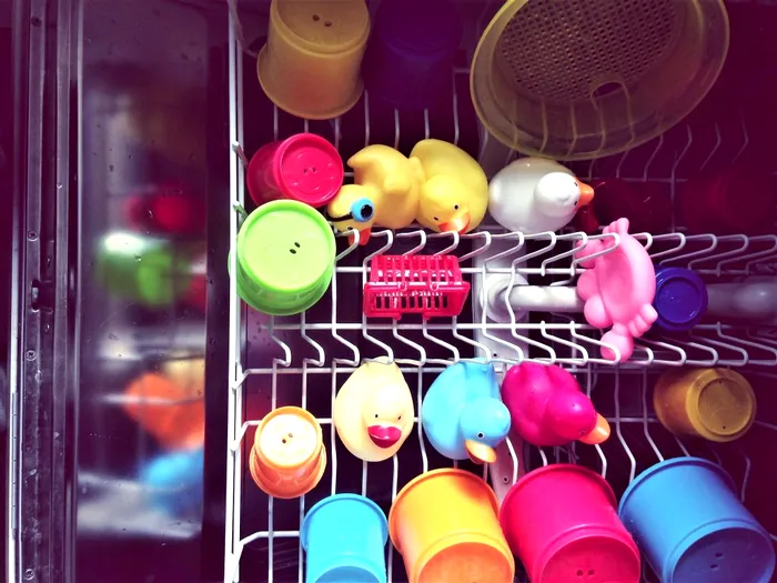 Ce poți să mai speli în mașina de spălat vase. Sigur nu te-ai fi gândit la aceste articole