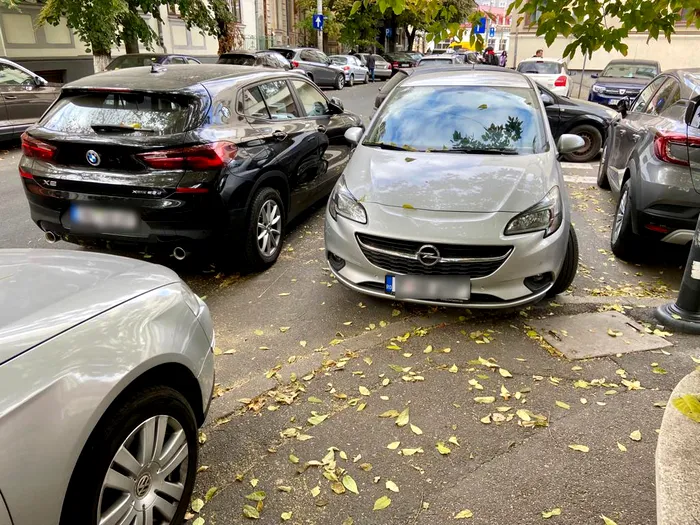 Biletul lăsat de un şofer disperat în parbriz. Vecinii îi blocau maşina în fiecare dimineaţă, ce le-a scris