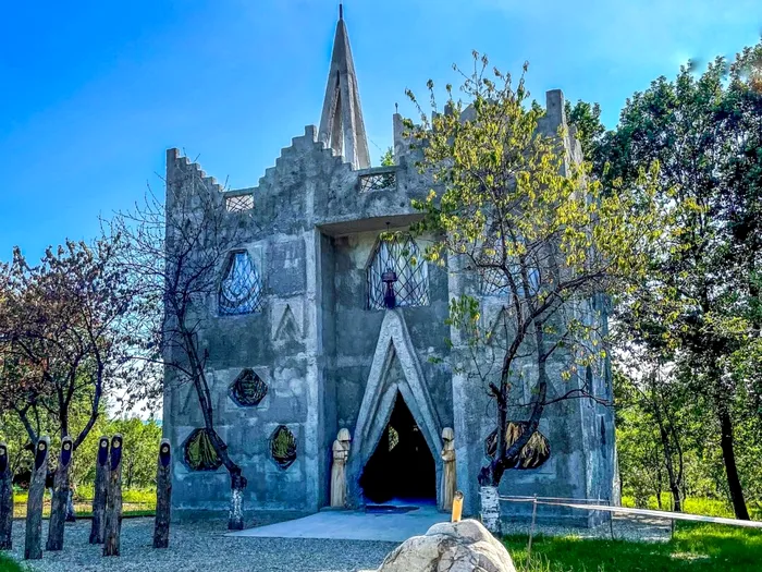 Destinația turistică din România perfectă pentru luna octombrie. Ce poți vizita la Castelul Vrăjitoarelor din Gorj