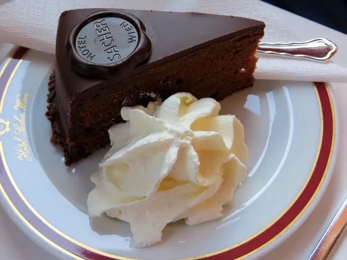 Dulceaţă de caise completează perfect tortul Sacher