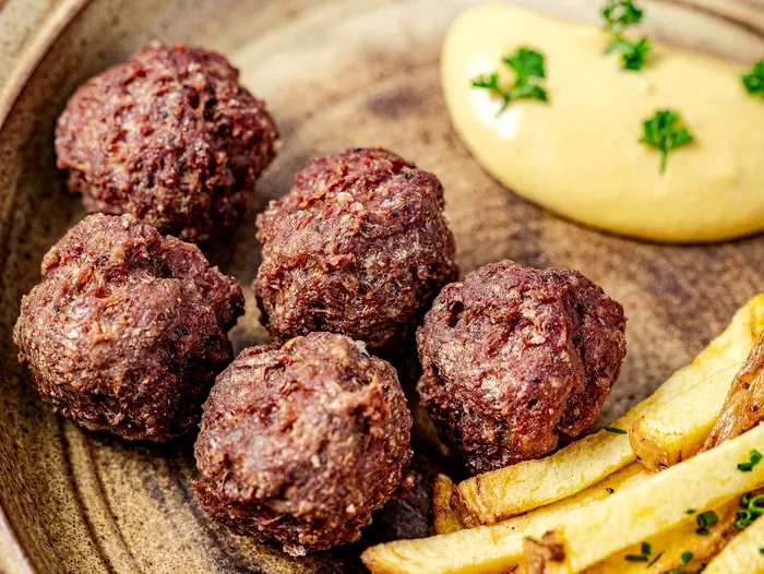 ”Mici Balls” cu cartofi prăjiți la Dumicat