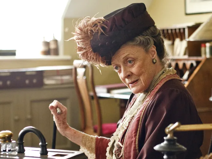 Maggie Smith in rolul lui Lady Violet Crawoley in serialul Downtown Abbey 
