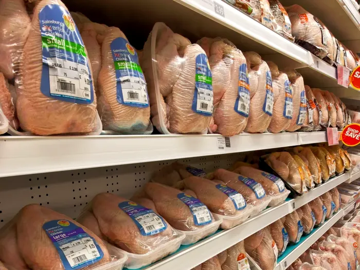 Ce conţin puii care se vând în supermarketuri, de fapt. Ce pot observa multe gospodine când îl gătesc