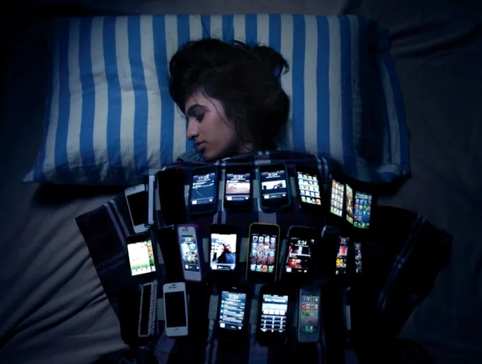 Dependenta de telefoane in pat