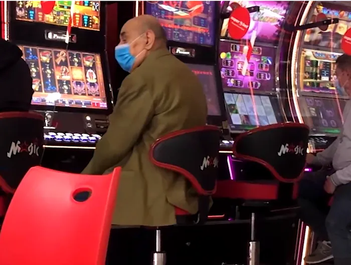 ””Rar mai joc acum la păcănele, din motiv că mă deplasez greu.”