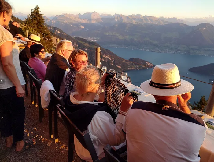 Unde se află locul cu cea mai frumoasă priveliște din lume. Aici poți să admiri peisajul, și să mănânci doar bunătăți.Trebuie să mergi și tu, nu o să regreți