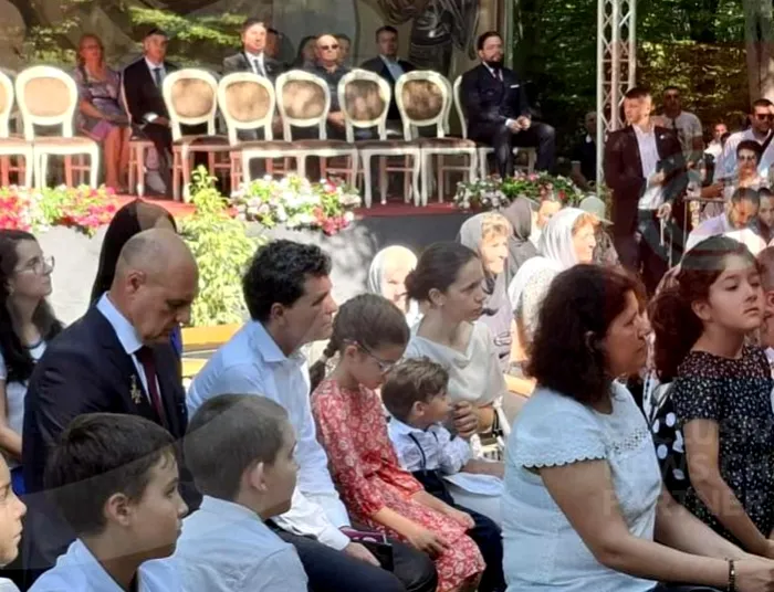 Nicuşor Dan şi familia, de Sfânta Maria, la mănăstire (Sursa foto: Antena 3)