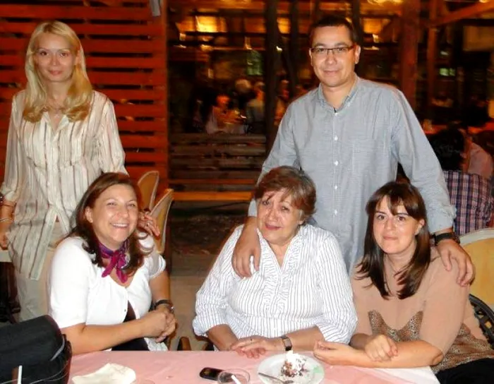 Victor Ponta alături de familie