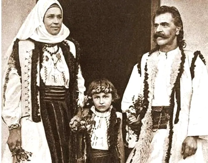Familie de români de la începutul secolului al XX-lea FOTO Arhivele Naționale