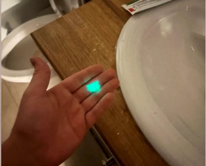 Piatra verde fluorescentă găsită pe drum (Foto: Reddit)