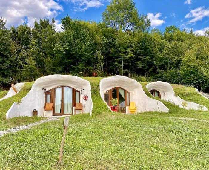 Căsuțele de Hobbiți, pensiunea Dealul Verde