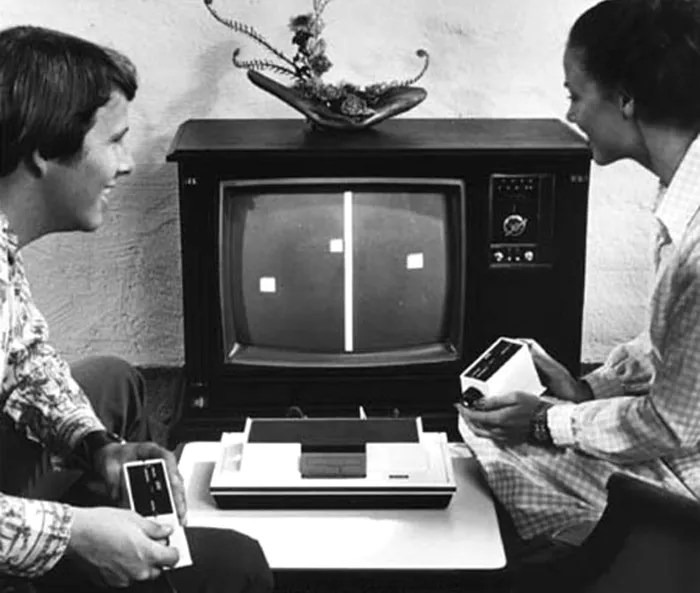 Doi jucători testează Magnavox Odyssey în anii ’70, într-o perioadă în care ideea de gaming acasă era complet nouă.