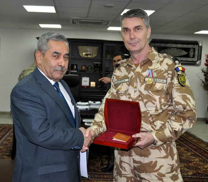 Generalul Sorin Cîrstea, decorat de președintele Afganistanului. FOTO: Facebook/ Nicolae Ionel Ciucă