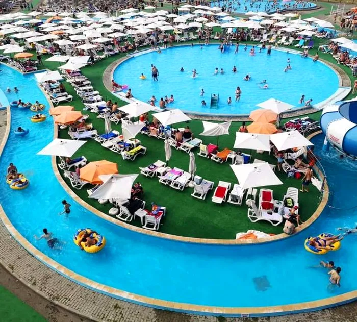 Staţiunea verii 2025, la doar o oră de Bucureşti. Pentru 35 de lei pe zi te bucuri de piscine, şezlonguri ca în Grecia şi tobogane uriaşe