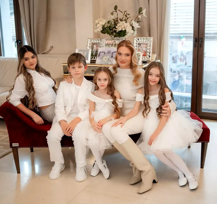 Valentina Pelinel, mesaj emotionant de Craciun alaturi de Cristi Borcea si copii 7