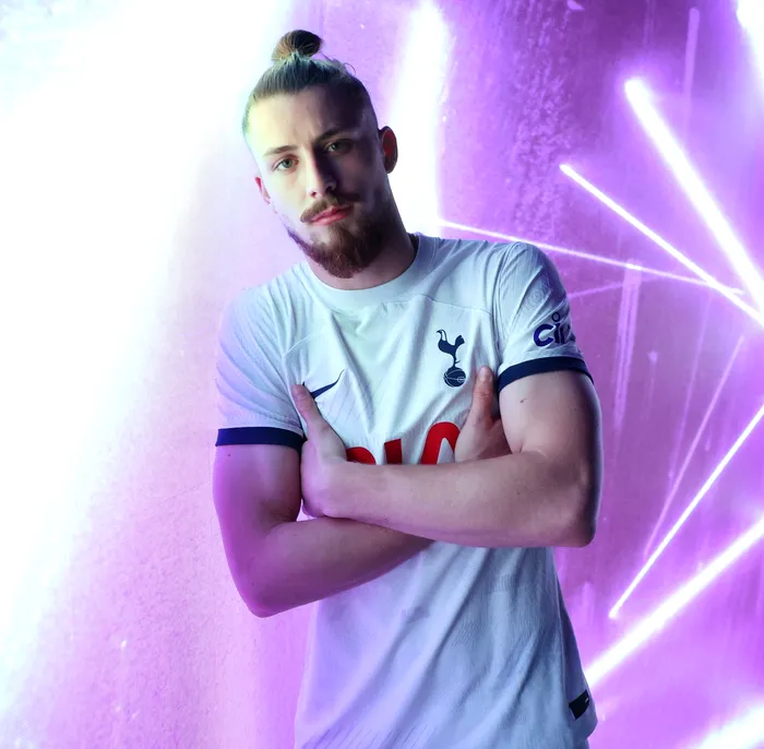 Câți bani ia Radu Drăgușin pentru cele 11 minute jucate în meciul de debut la Tottenham. Este echivalentul unui salariu mediu lunar în Superliga 