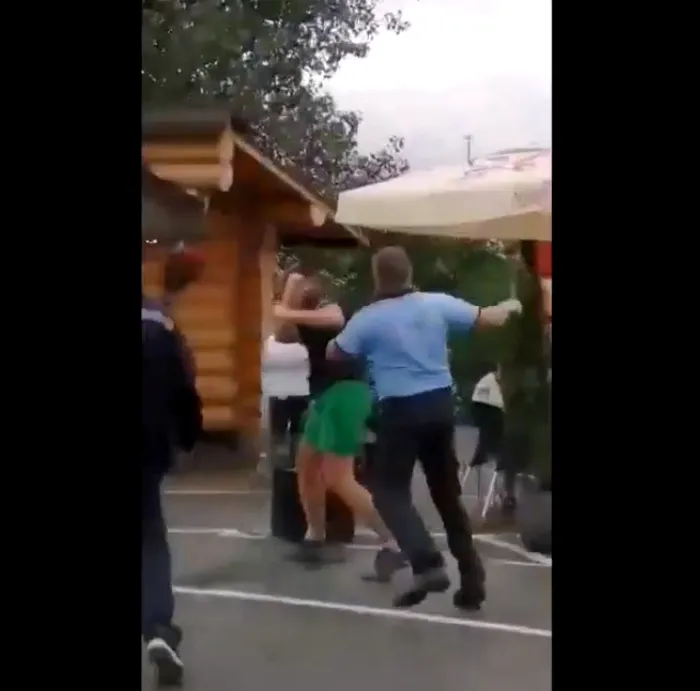 Scene tulburătoare în Cluj. Un client a fost bătut de paznicul unui supermarket