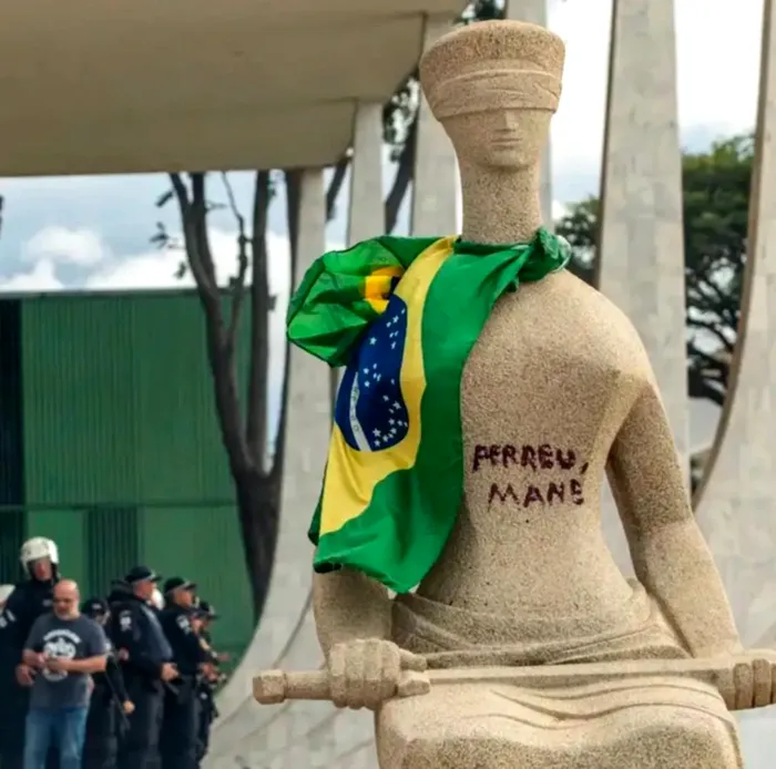 Statuia pe care femeia și-a scris protestul cu un ruj de buze.