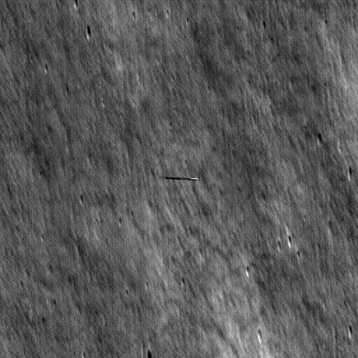 Obiectul fascinant, imortalizat de NASA, care gravitează în jurul Lunii. Ce ar putea fi