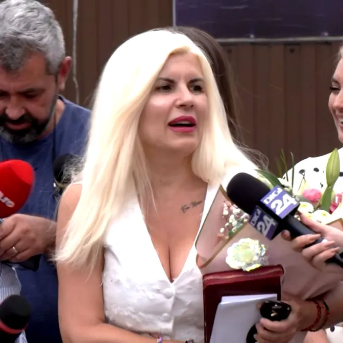 Elena Udrea a ținut în mână floarea de la fetița ei