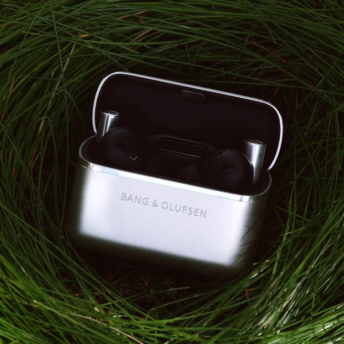 Bang and Olufsen lanseaza noile casti Beo Grace
