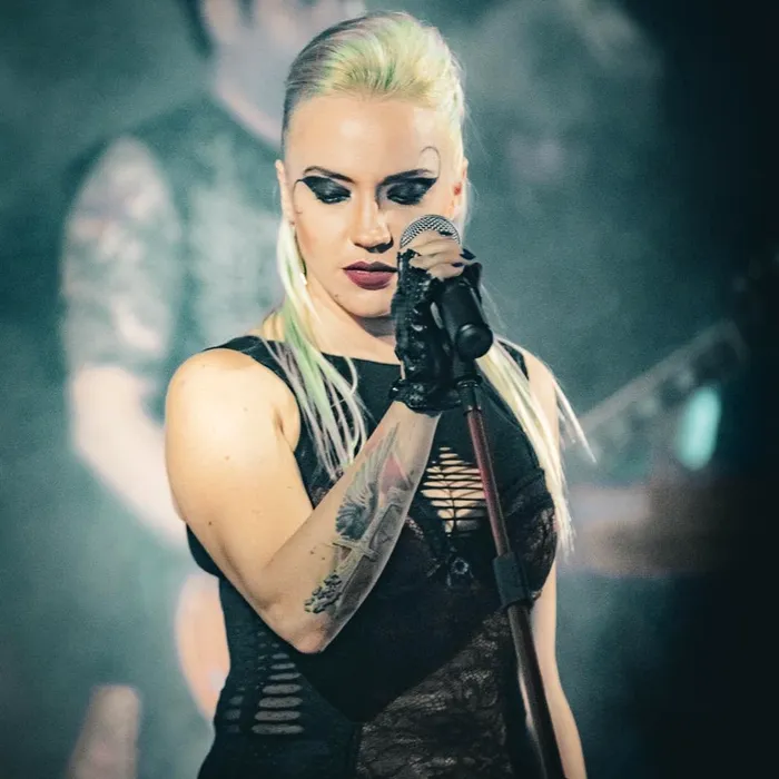 interviu scarlet aura